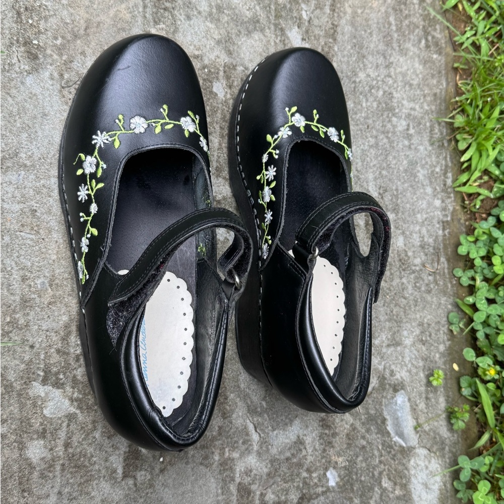 Hanna Andersson Black Leather Floral design Clogs Women’s Size 38 - Picture 2 of 12